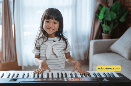 seorang siswa belajar piano di eduosmo