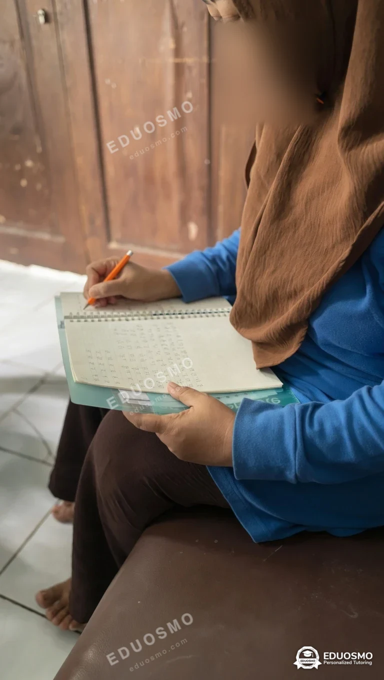 Galeri kelas aksara sunda: siswa bersama tutor Eduosmo di Bandung