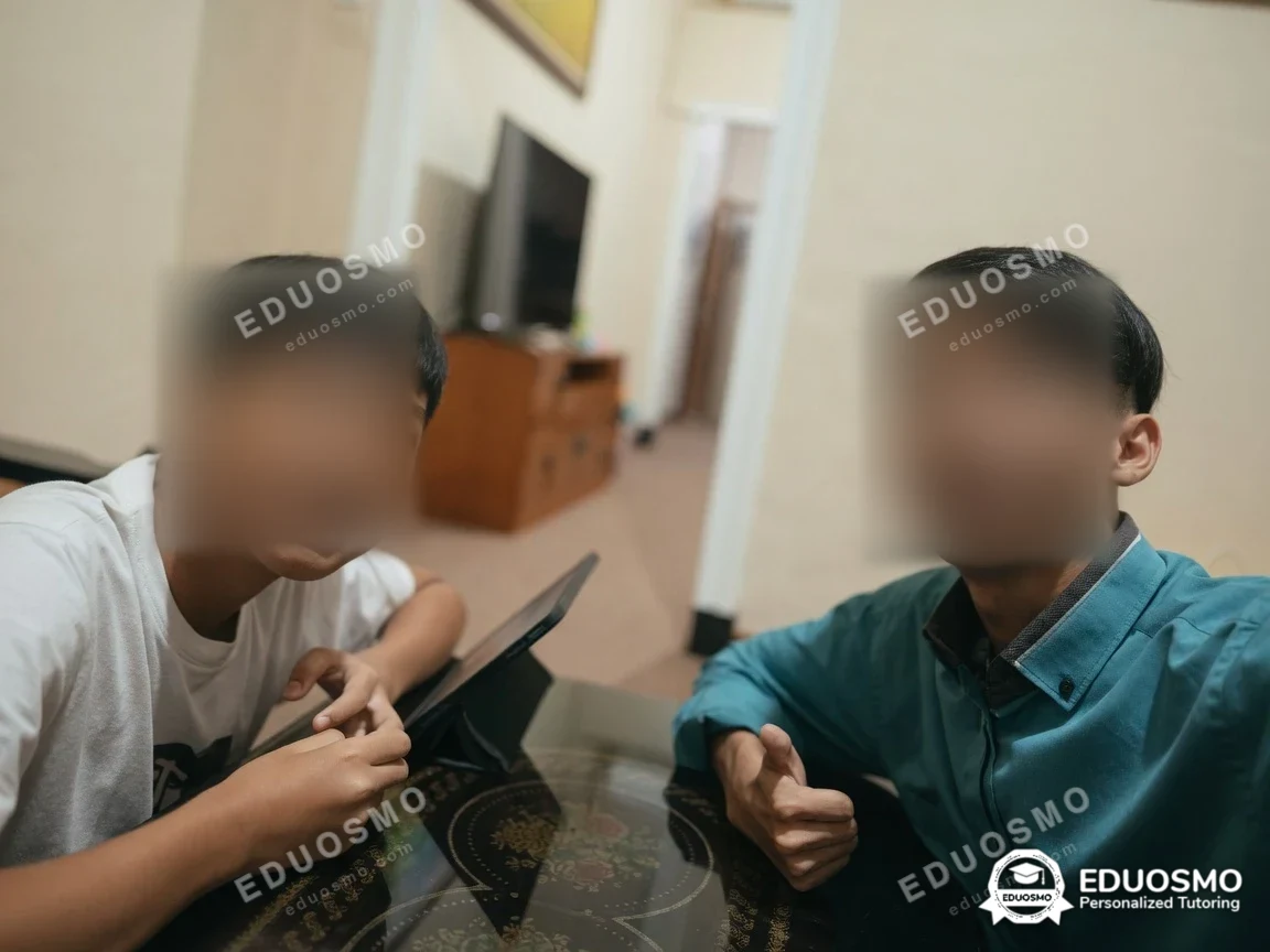 Tutor Eduosmo mendampingi siswa belajar bahasa sunda di Bandung