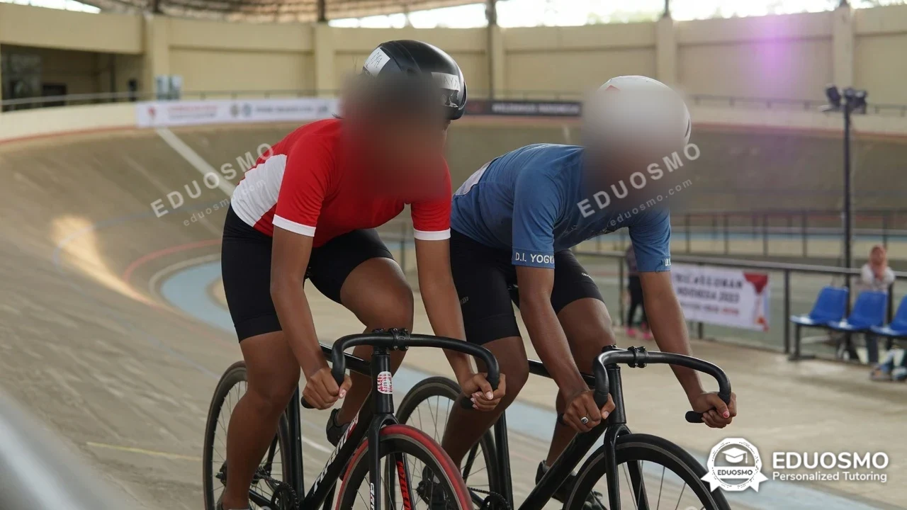 Tutor Eduosmo mendampingi siswa belajar balap sepeda trek di Bandung