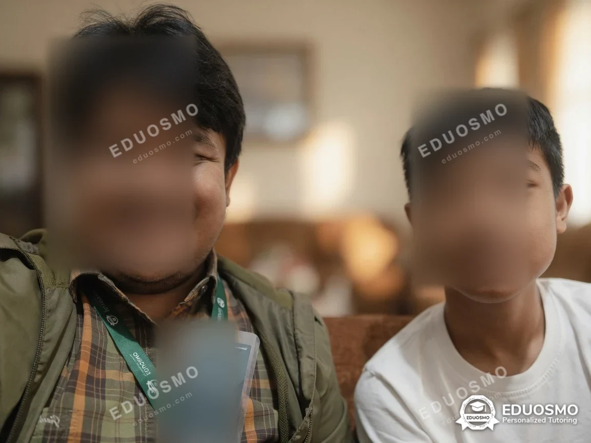 Galeri kelas bahasa indonesia: siswa bersama tutor Eduosmo di Bandung