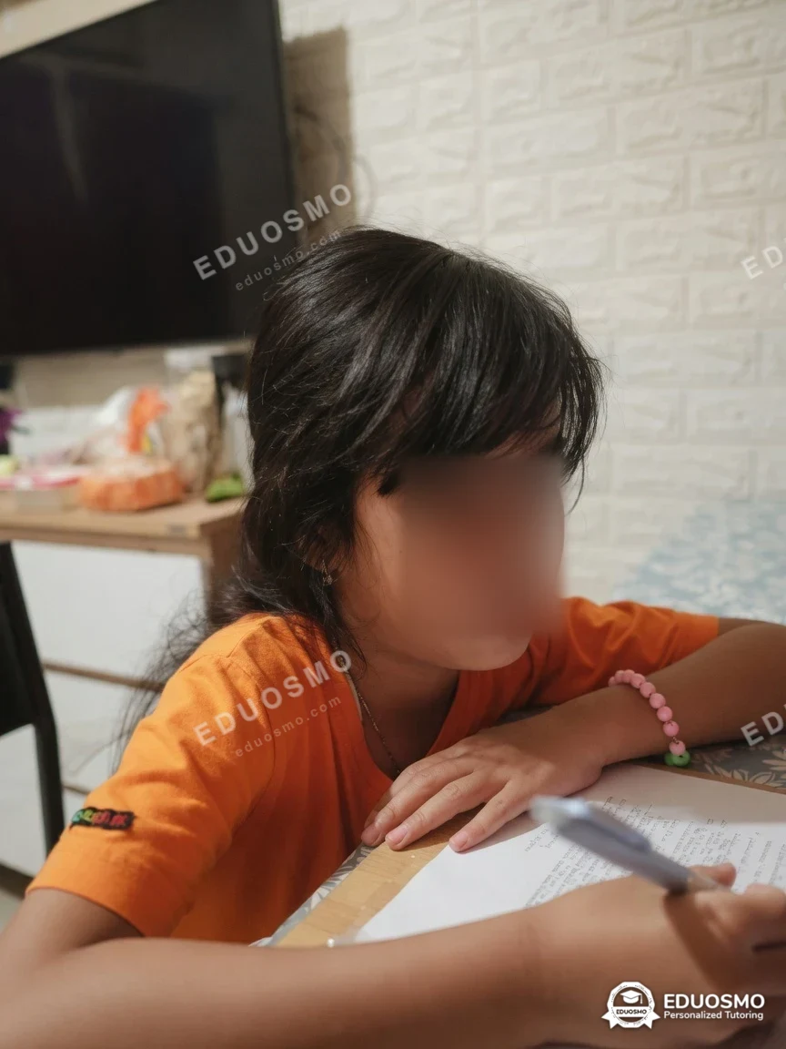 Tutor Eduosmo mendampingi siswa belajar bahasa indonesia di Bandung