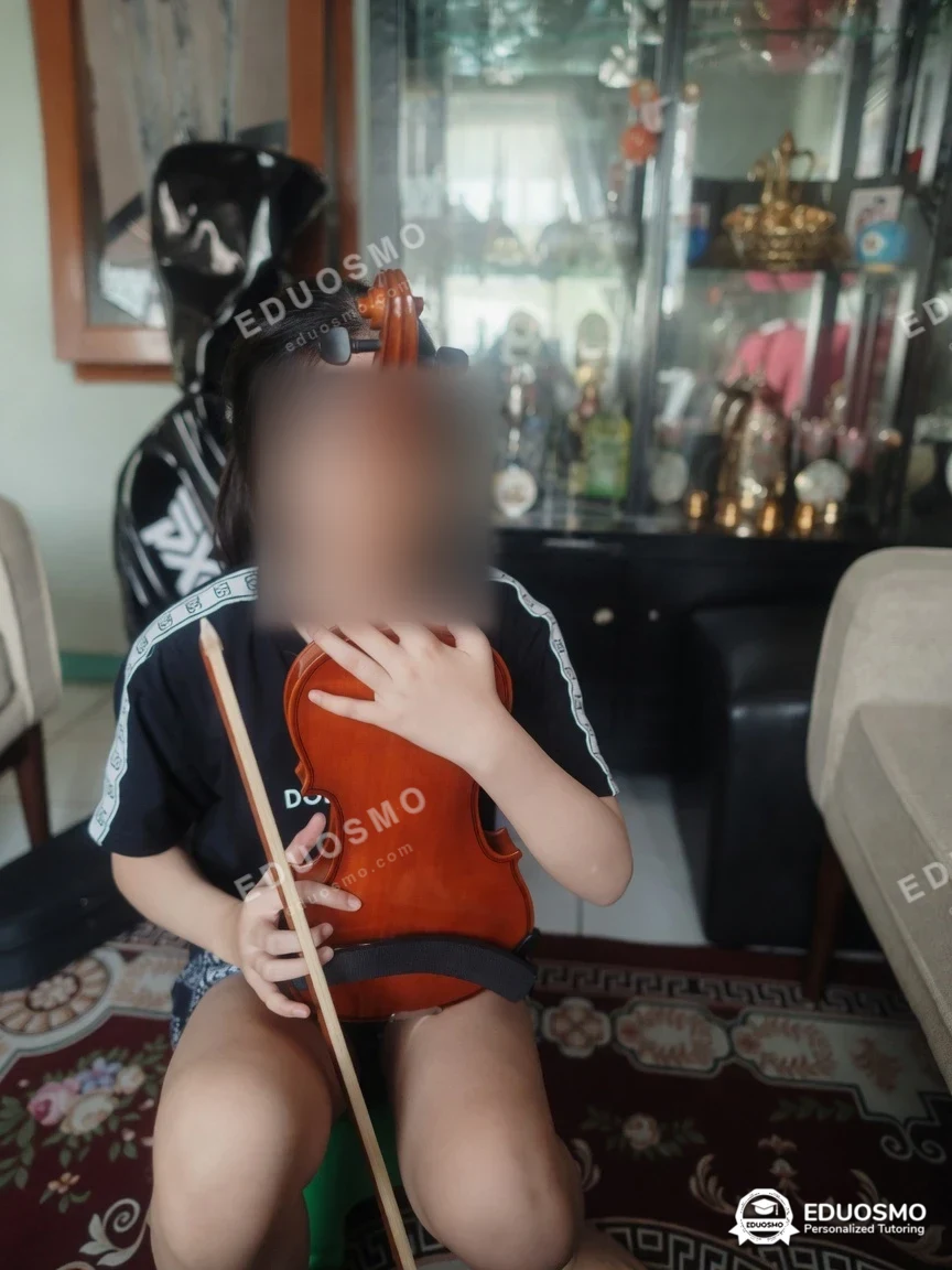 Galeri kelas biola: siswa bersama tutor Eduosmo di Bandung