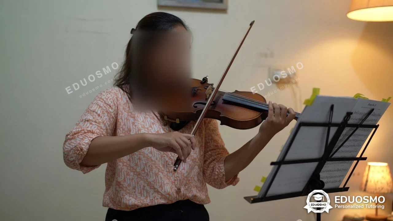 Tutor Eduosmo mendampingi siswa belajar biola di Bandung