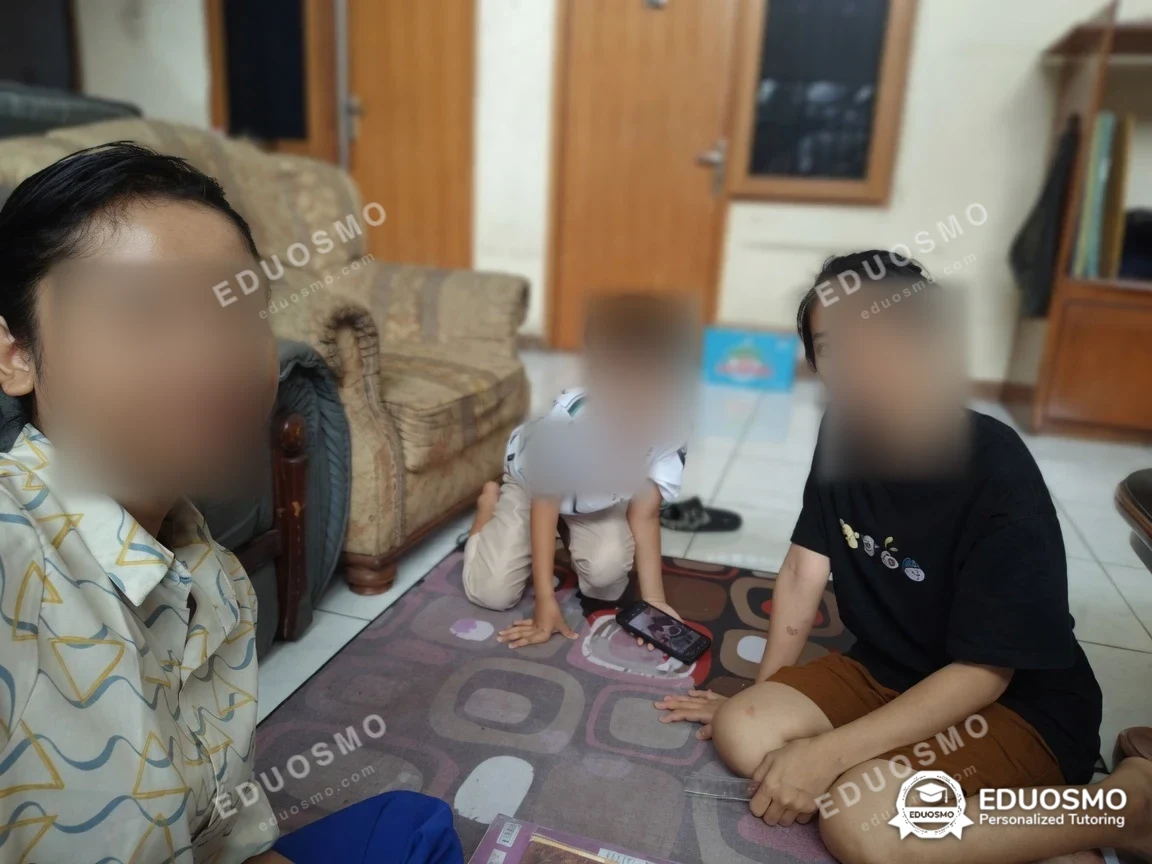 Tutor Eduosmo mendampingi siswa belajar masuk sekolah di Bandung