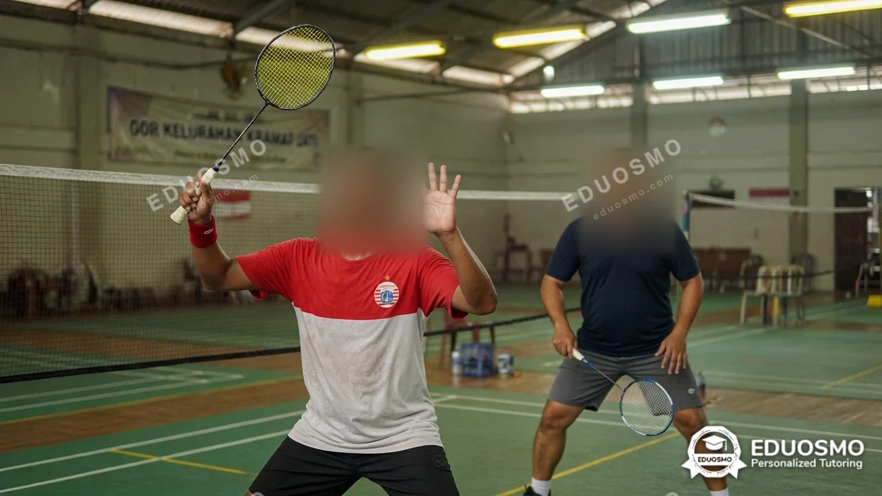Tutor Eduosmo mendampingi siswa belajar bulu tangkis di Bandung