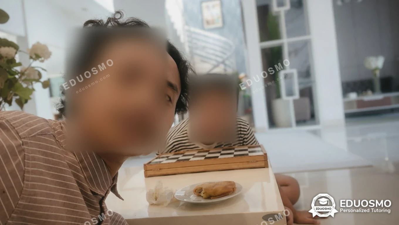 Tutor Eduosmo mendampingi siswa belajar catur di Bandung