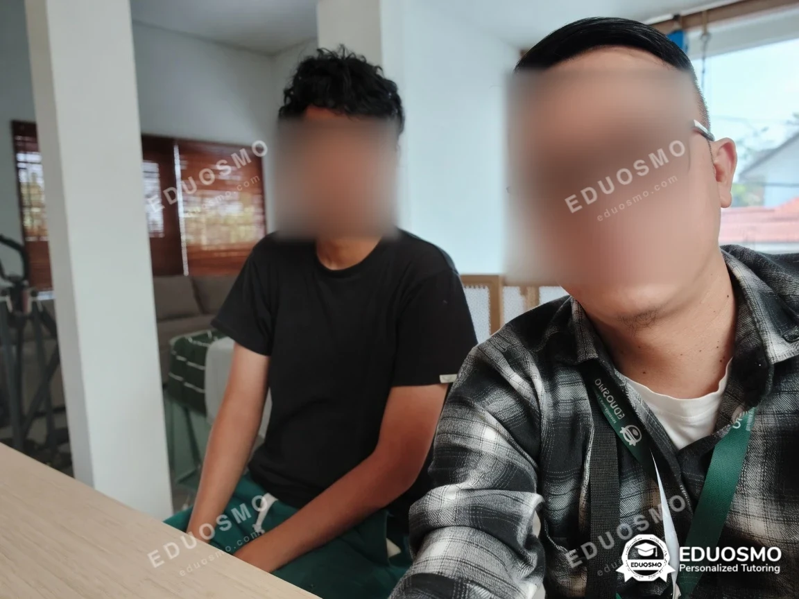 Tutor Eduosmo mendampingi siswa belajar excel di Bandung