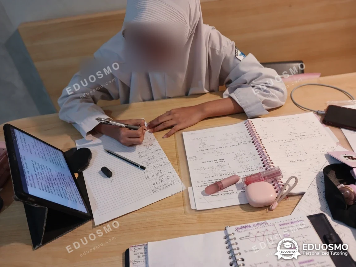 Tutor Eduosmo mendampingi siswa belajar fisika di Bandung