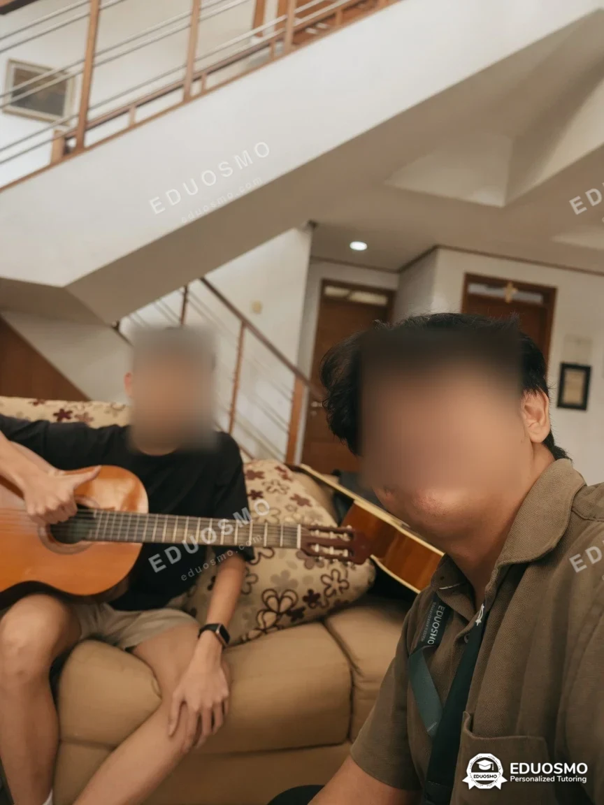 Momen sesi gitar sedang berlangsung, Bandung