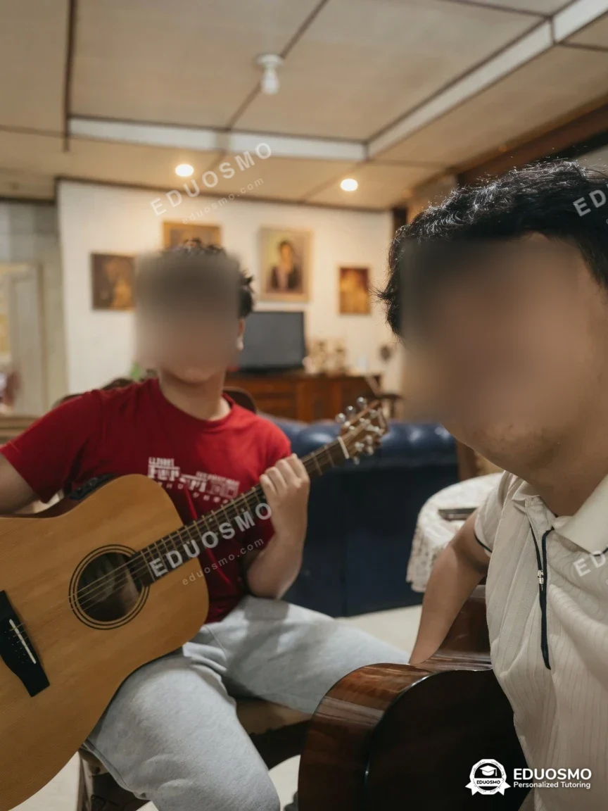 Tutor Eduosmo mendampingi siswa belajar gitar di Bandung