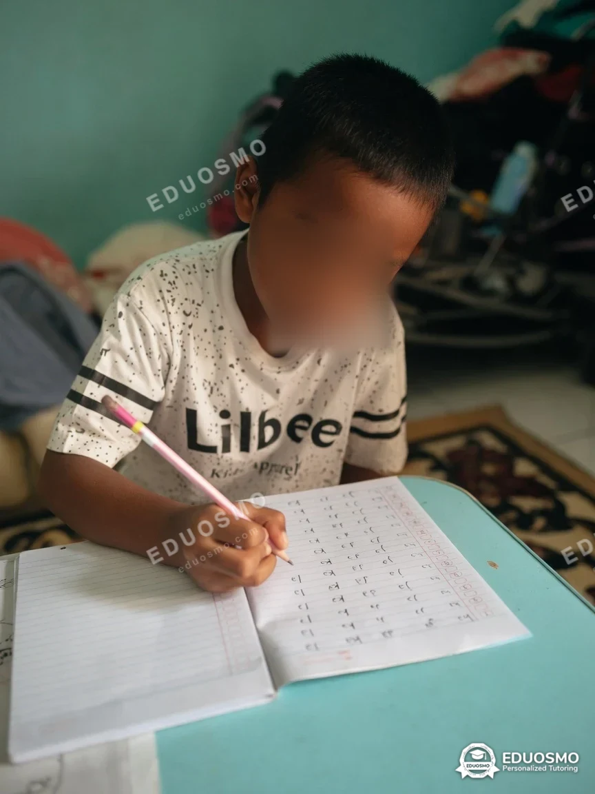 Tutor Eduosmo mendampingi siswa belajar handwriting improvement di Bandung