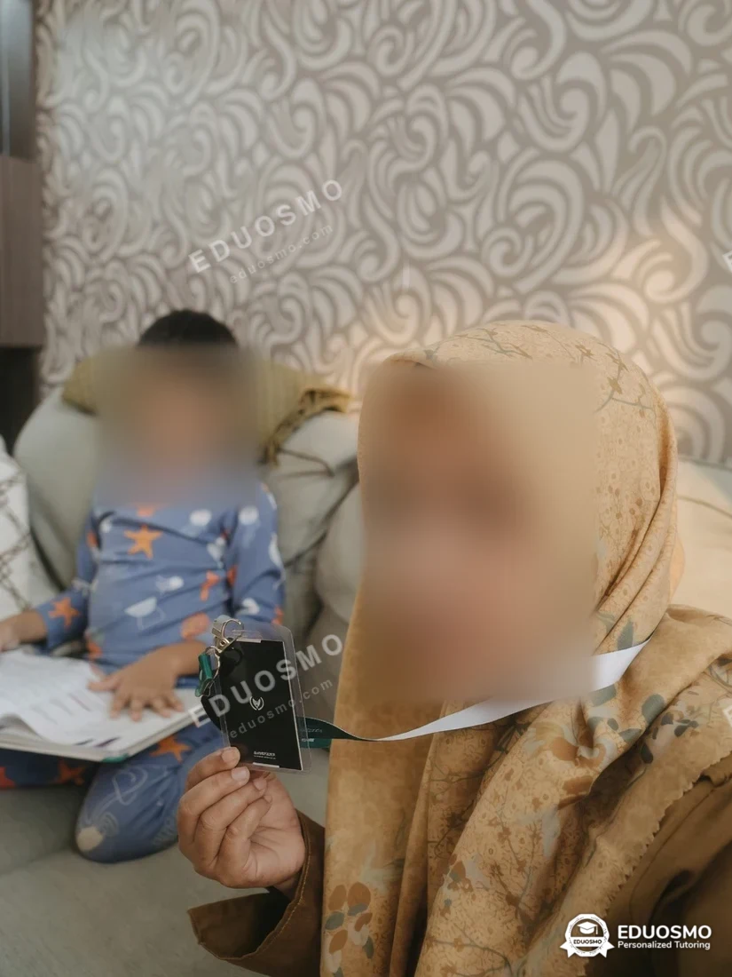 Tutor Eduosmo mendampingi siswa belajar mengaji di Bandung