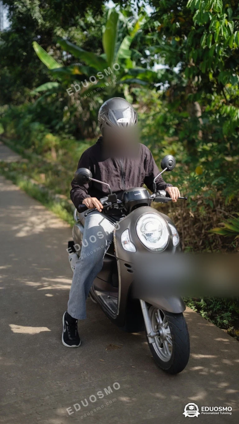 Tutor Eduosmo mendampingi siswa belajar mengendarai motor di Bandung