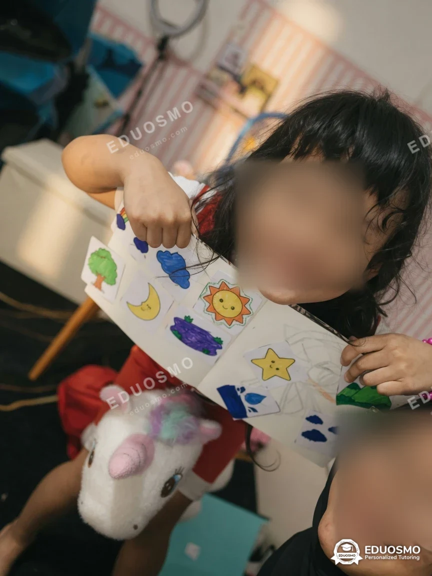 Tutor Eduosmo mendampingi siswa belajar anak usia KB TK pre school di Bandung