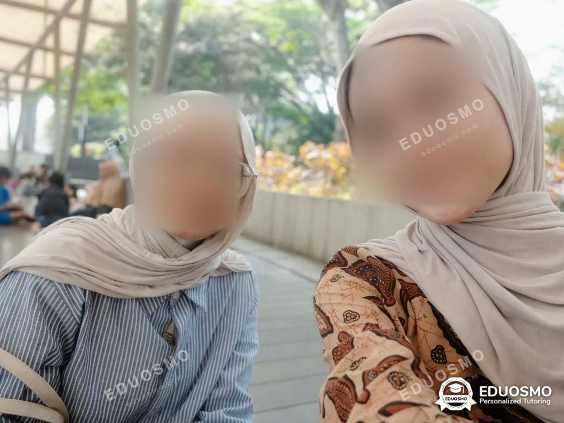 Tutor Eduosmo mendampingi siswa belajar public speaking di Bandung