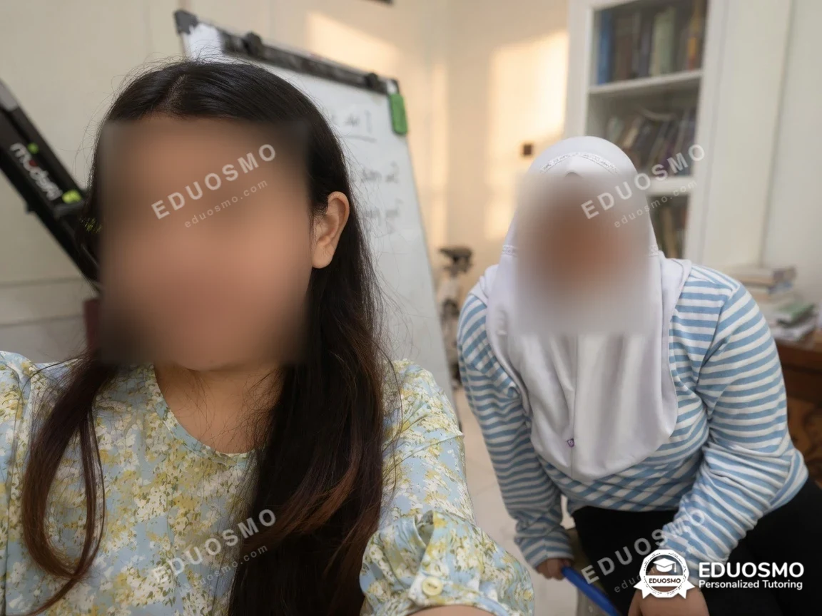 Tutor Eduosmo mendampingi siswa belajar SMA di Bandung