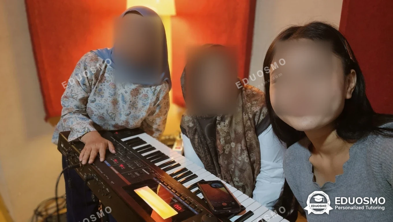 Galeri kelas vokal: siswa bersama tutor Eduosmo di Bandung