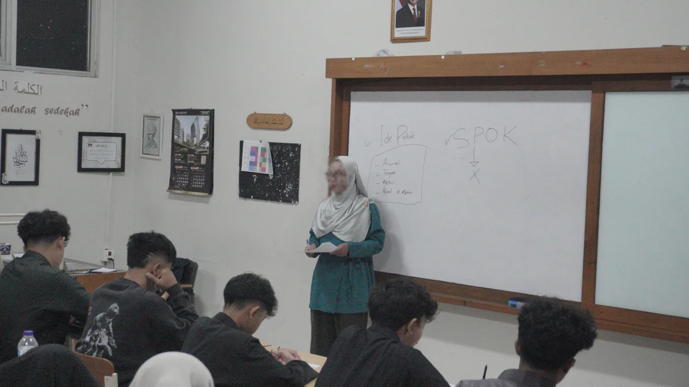 Kelas bimbel bersama pengajar Eduosmo di sekolah Bandung
