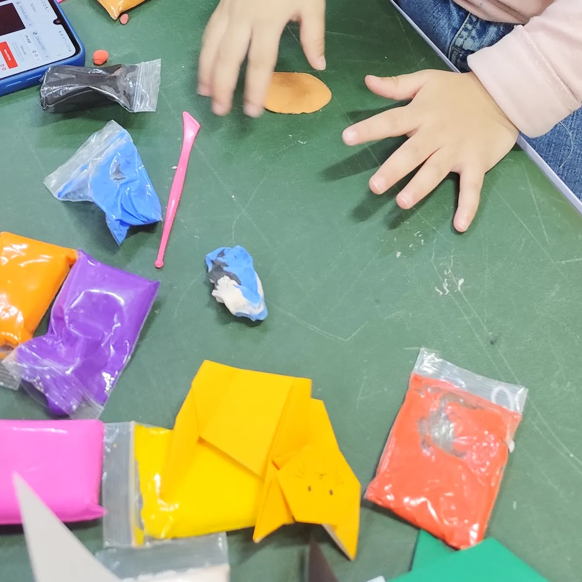 Kegiatan kreatif siswa sekolah di Bandung